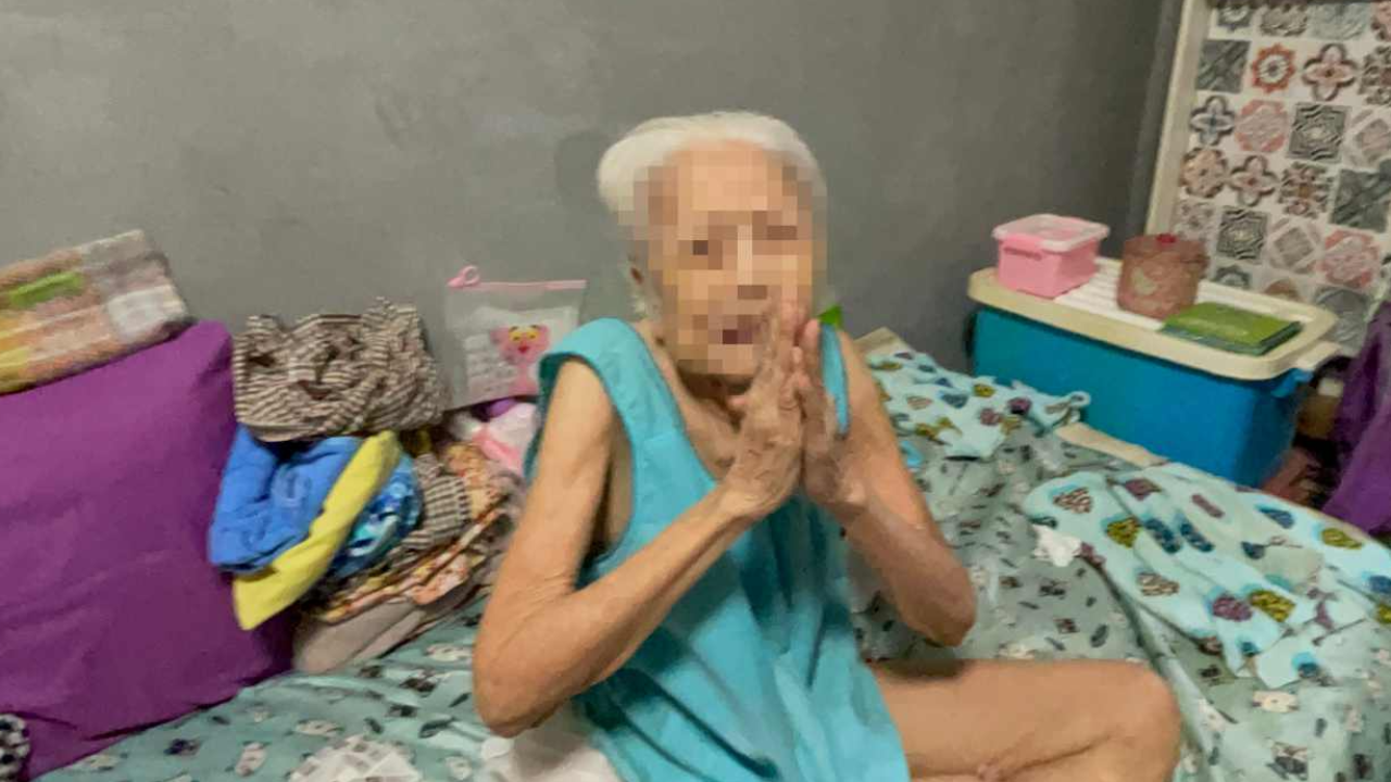 สลด ลูกสาวปิดบ้านหนีหนี้ ขังแม่วัย 90 ปี นอนอดข้าว 2 วัน