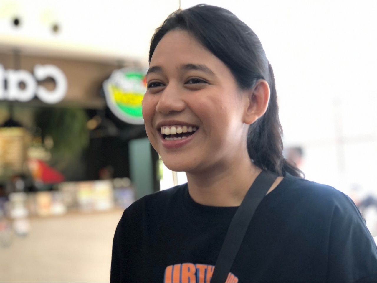 น.ส.ภัสราวลี ธนกิจวิบูลย์ผล หรือ มายด์ แกนนำกลุ่มคณะราษฎร เดินทางไปพรรคพลังประชารัฐ