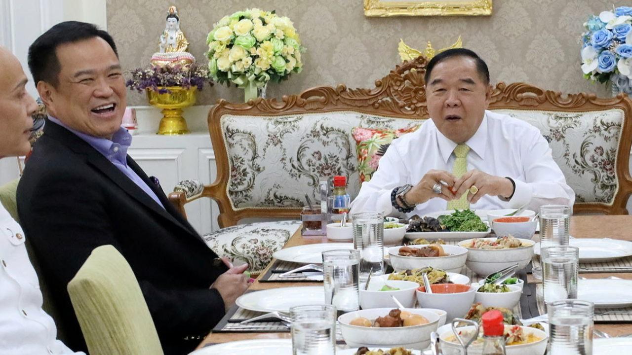 เลือกตั้ง 2566 : “ประวิตร-อนุทิน” จับขั้วรัฐบาลบนโต๊ะอาหาร ใครชนะเอานายกฯ ไป