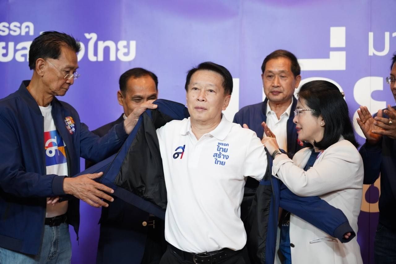 คุณหญิงสุดารัตน์ เกยุราพันธุ์ หัวหน้าพรรคไทยสร้างไทย สวมเสื้อพรรคและเปิดตัวนายเจริญ จรรย์โกมล อดีตรองประธานสภาผู้แทนราษฎร