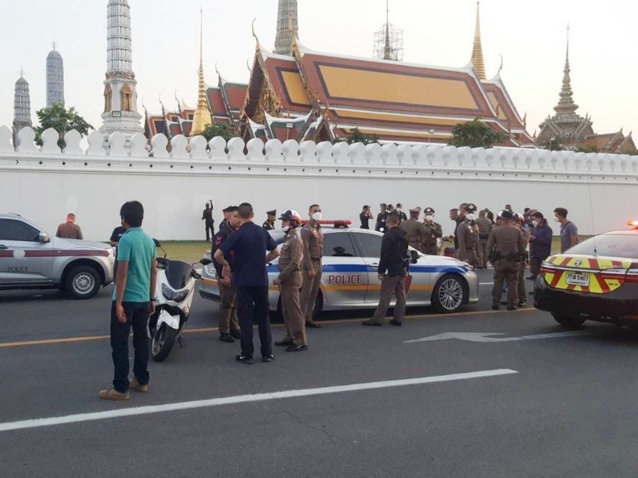 เจ้าหน้าที่ทาสีขาวทับสีสเปรย์ที่ถูกพ่นไว้บนกำแพง