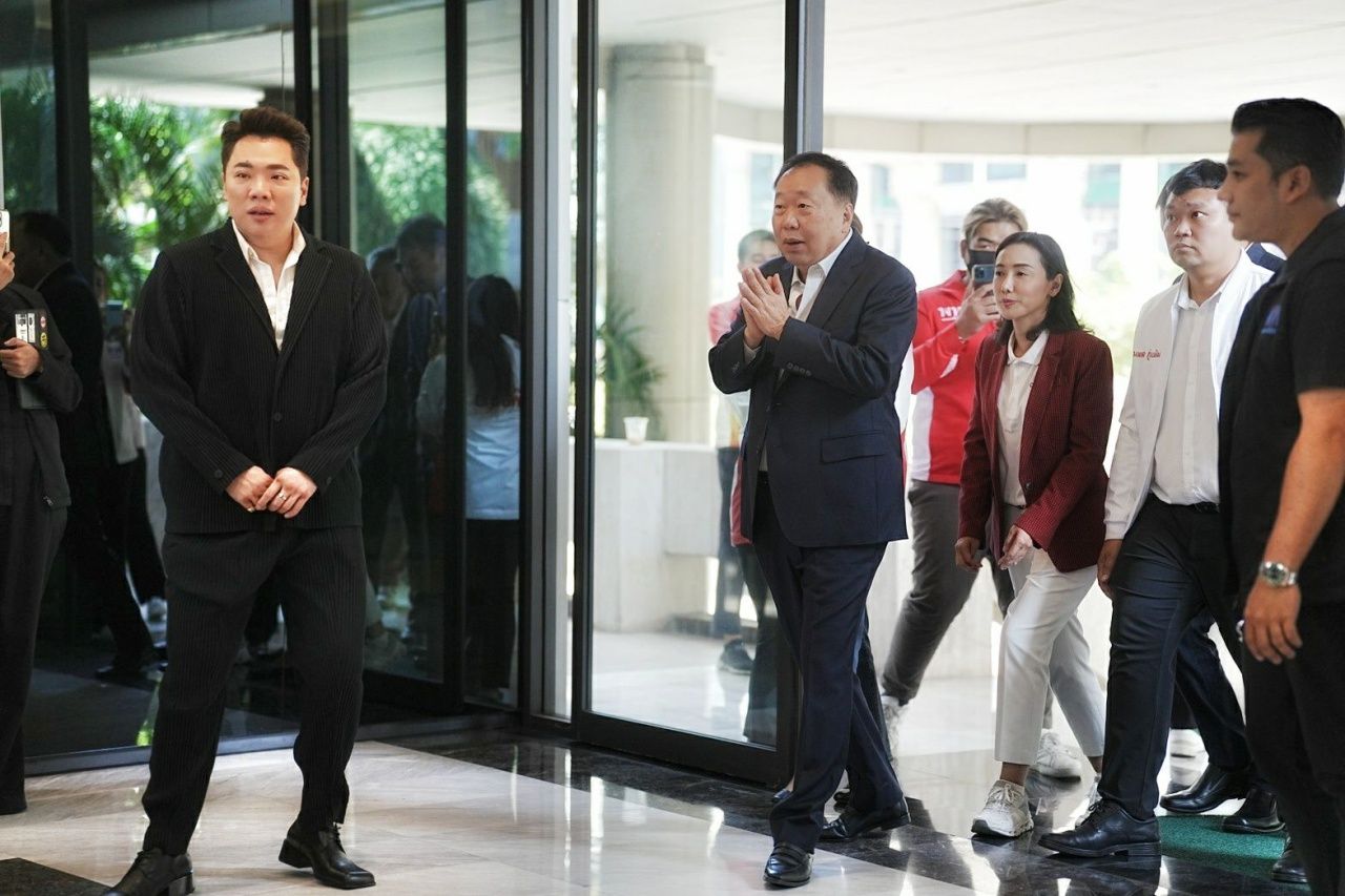 “มดดำ” คชาภา ตันเจริญ พาบิดา นายสุชาติ ตันเจริญ เดินทางไปสมัครเป็นสมาชิกพรรคเพื่อไทย บรรยากาศเป็นไปอย่างชื่นมื่น