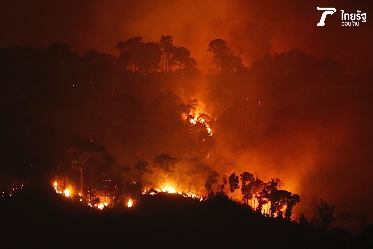 ภาพถ่ายเมื่อเวลา 19.30 น. วันที่ 30 มี.ค. 2566 เพลิงเริ่มลุกลามและโหมไหม้รุนแรงขึ้น บริเวณป่าเนินเขาแหลมเชื่อมต่อเขาตะแบก 
