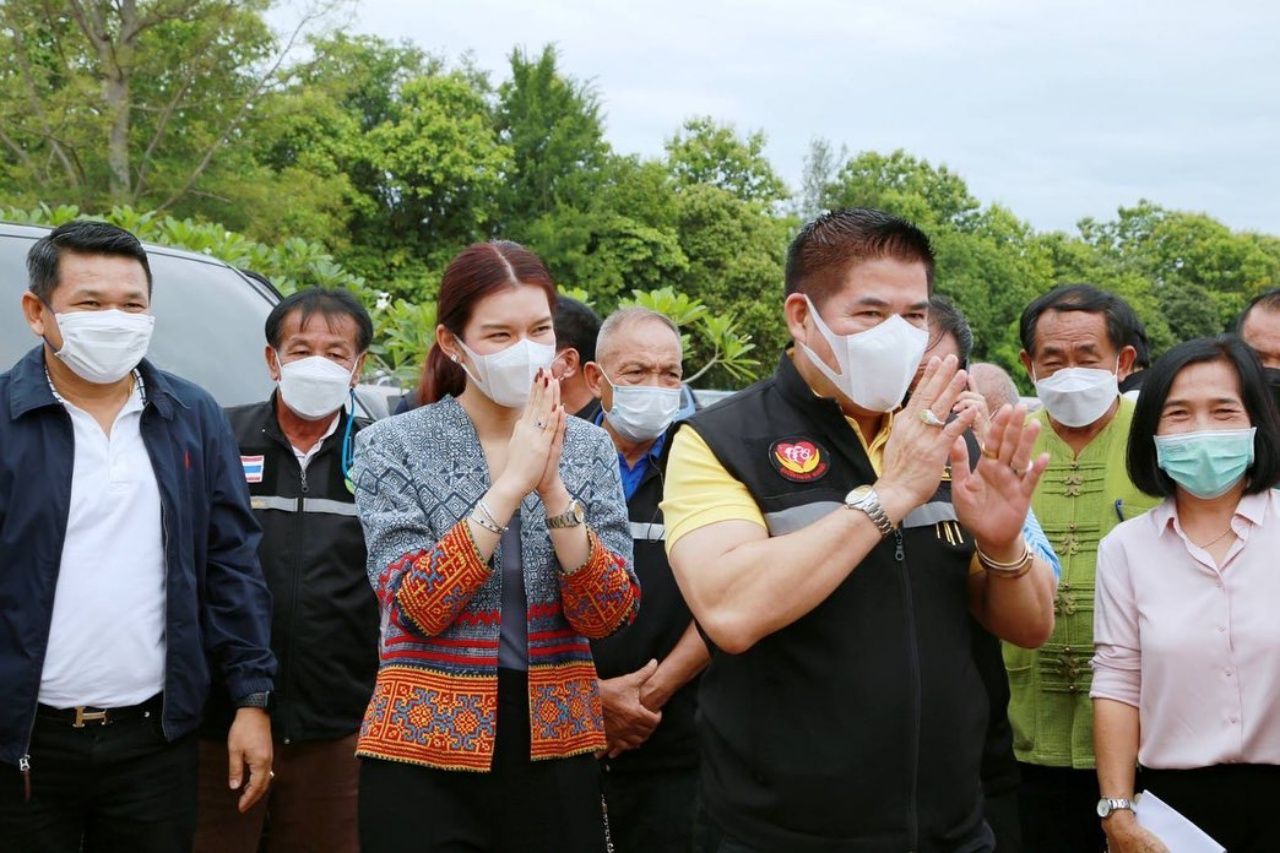 ธรรมนัส พรหมเผ่า ควง น.ส.ธนพร ศรีวิราช ภรรยาลงพื้นที่ ล่าสุดถูกวางตัวปาร์ตี้ลิสต์ลำดับที่ 16