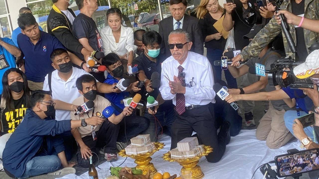 “ชูวิทย์” หอบ 6 ล้านมอบผบก.ป. ไม่ยันของใคร ฟาด "อัจฉริยะ" เปิดข้อมูลมั่วปมสารวัตรซัว