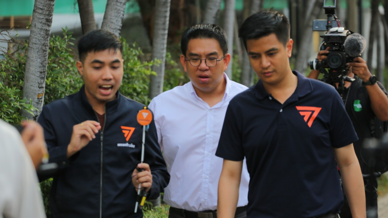 เลือกตั้ง 2566 : ก้าวไกล รณรงค์ เลิกเกณฑ์ทหาร จับใบดำ-ใบแดง ทั่วประเทศ