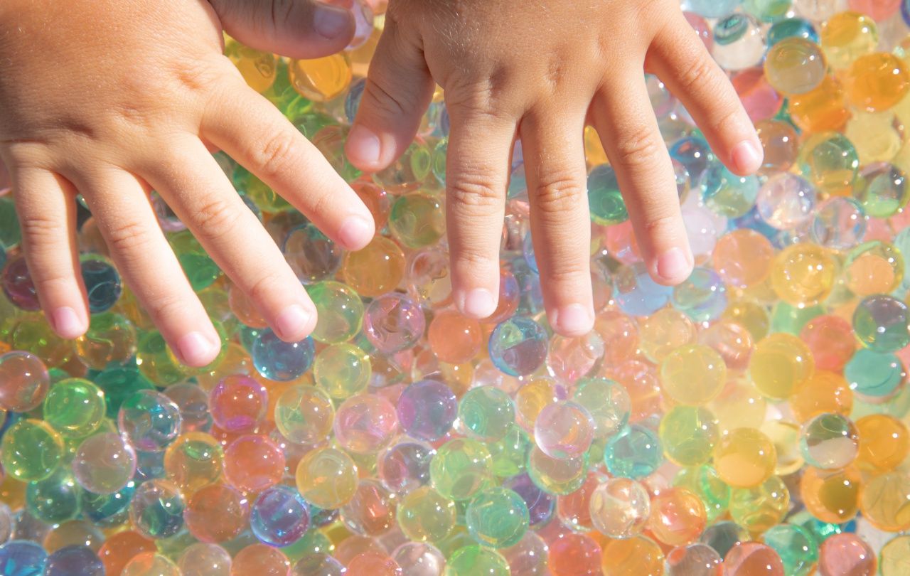 โทษของการฝ่าฝืนจำหน่าย เบบี้คริสตัล ที่เป็นตัวดูดน้ำ มีโทษจำคุกไม่เกิน  6 เดือน หรือปรับไม่เกิน 50,000 บาท ส่วนผู้ประกอบธุรกิจเพื่อขายหรือนำเข้ามาในราชอาณาจักร ต้องระวางโทษจำคุกไม่เกิน 5 ปี หรือปรับไม่เกิน 500,000 บาท