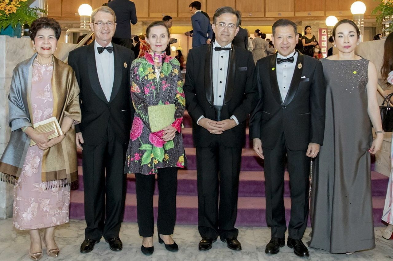 คุณหญิงทิพาวดี เมฆสวรรค์, ดร.ฮาราลด์ ลิงค์, ท่านทูตฝรั่งเศส ประจำประเทศไทยและภริยา, ศรัณย์ เจริญสุวรรณ, วีรี ฐิติปุญญา.