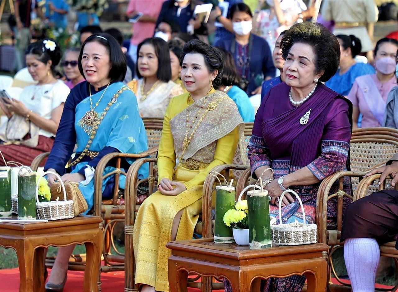 นางสมทรง พันธ์เจริญวรกุล นายก อบจ.พระนครศรีอยุธยา ผู้สนับสนุนหลักอย่างเป็นทางการ นางนลินี ด่านชัยวิจิตร รองประธานสภาวัฒนธรรม นางพิศมัย เลิศอิทธิบาท ปชส.จ. ร่วมงานแถลงข่าวด้วย.