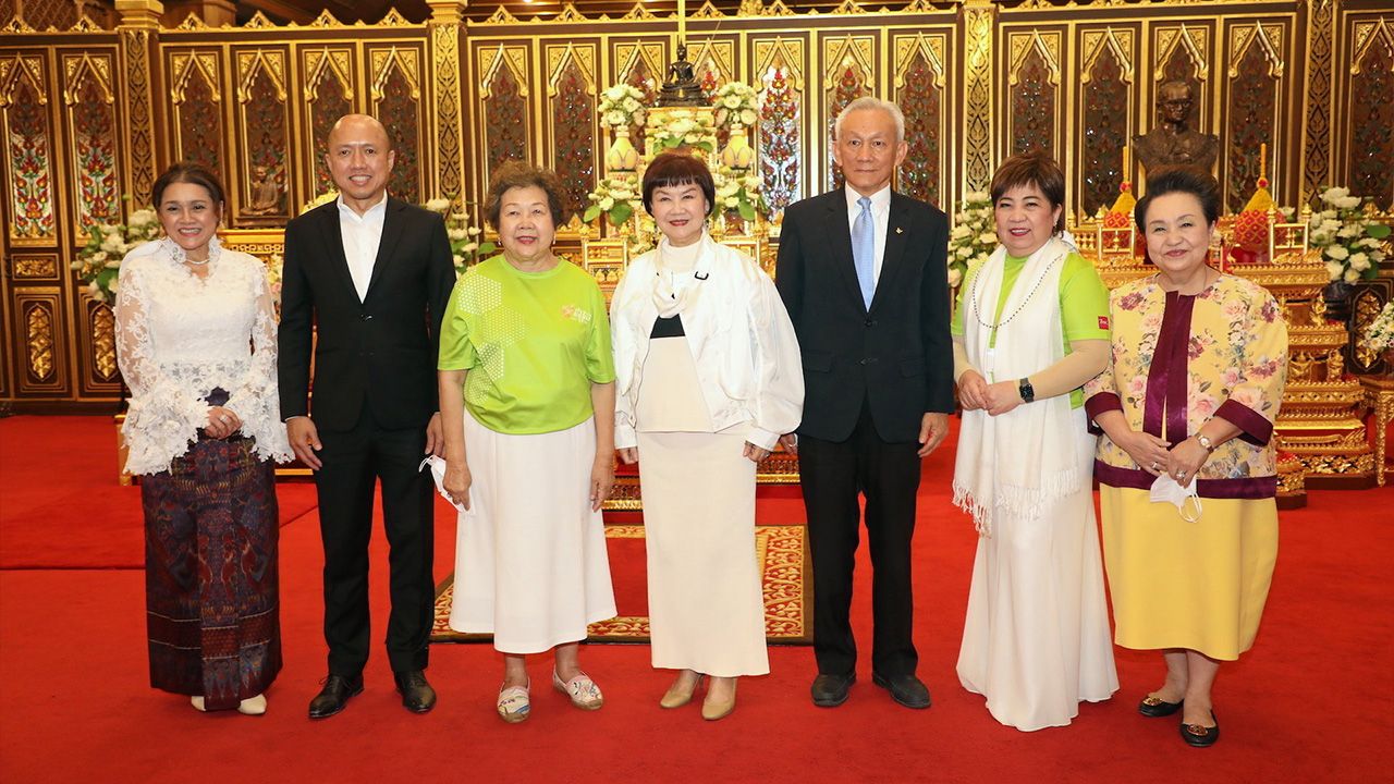 การกุศล ศ.จรัญ ภักดีธนากุล, ดร.สุนันทา ลีเลิศพันธ์, ลาวัลย์ กันชาติ, ดร.ลักขณา ลีละยุทธโยธิน, แสงจันทร์ อนุรักติพันธุ์, ปิติ ลีเลิศพันธ์ และ ชนาพร พูนทรัพย์หิรัญ เข้าถวายเงินรายได้จากการจัดกิจกรรม “ก้าวด้วยธรรม ก้าวด้วยใจ เพื่อสร้างอาคารโรงพยาบาล” ที่วัดบวรนิเวศ วันก่อน.