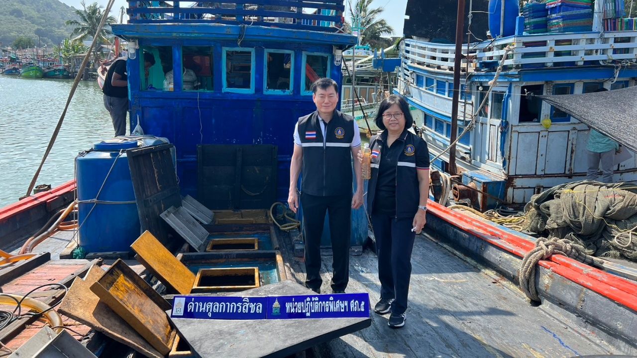 ศุลกากรสิชล จับเรือประมงลอบขนน้ำมันเถื่อน พร้อมเรือ กว่า 1 ล้านบาท