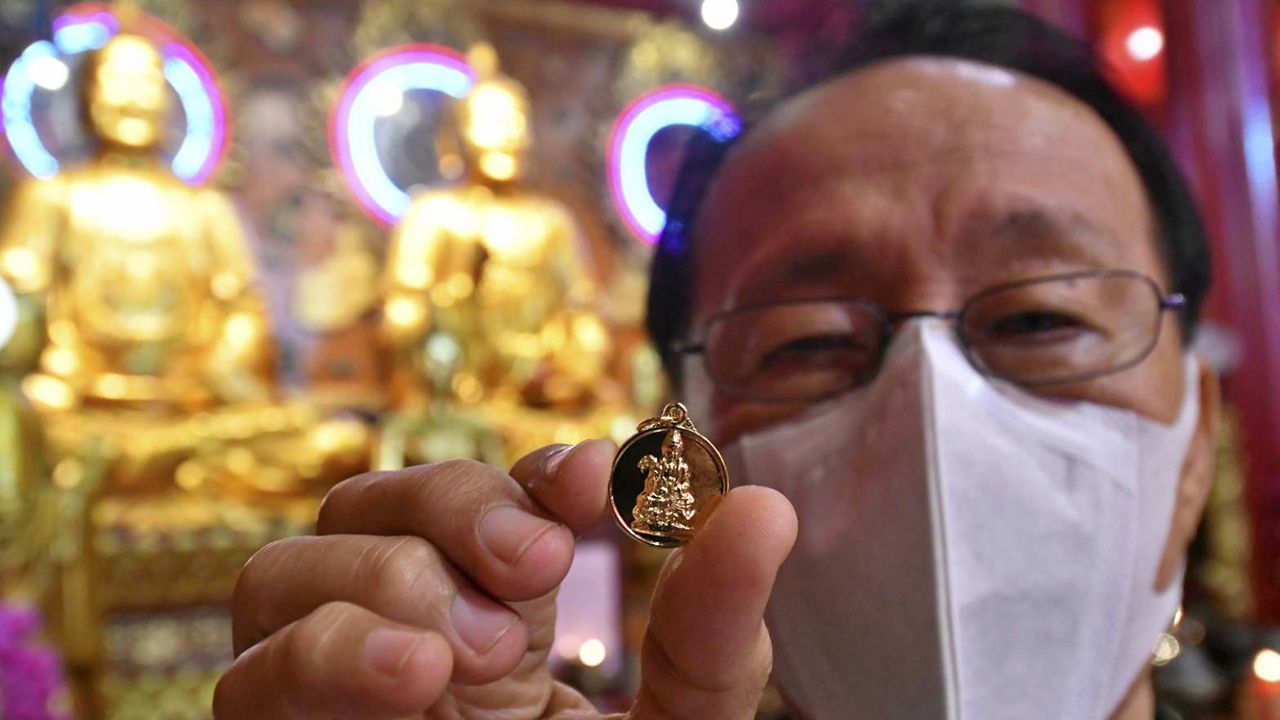 แจกเหรียญ “เจ้าแม่กวนอิม” เพื่อความเป็นสิริมงคล