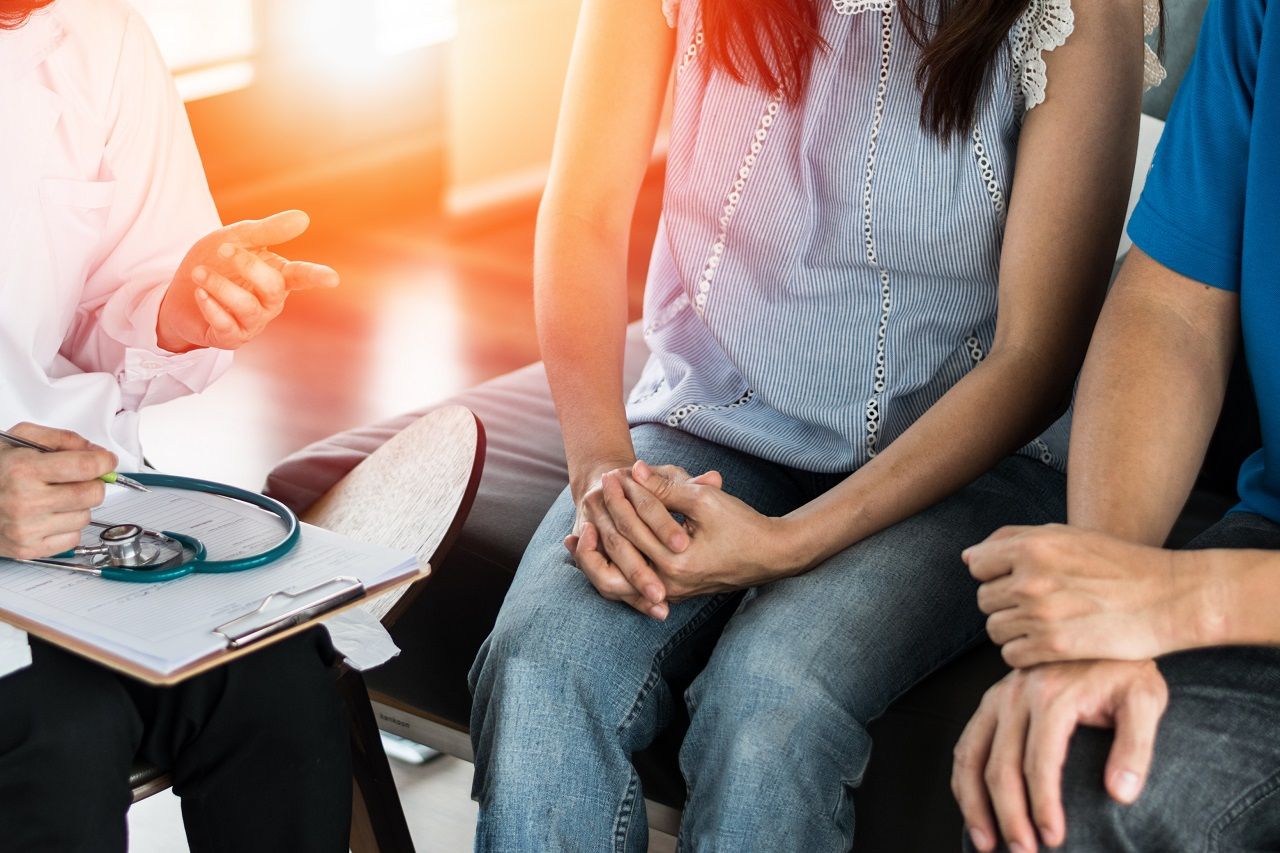 เนื่องจากโรคพยาธิในช่องคลอดเป็นโรคติดต่อทางเพศสัมพันธ์ จึงควรพาคนรักหรือคู่นอนมาทำการรักษาพร้อมกันเพื่อป้องกันการกลับมาเป็นซ้ำ