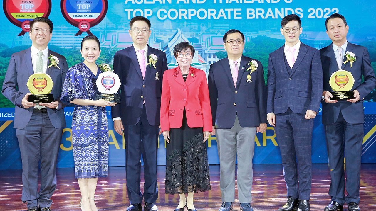 สุดยอด ศ.ดร.บัณฑิต เอื้ออาภรณ์ มอบรางวัล “ASEAN and Thailand’s Top Corporate Brands 2022” ให้สุดยอดแบรนด์องค์กรมีมูลค่าสูงสุดแต่ละหมวดธุรกิจในตลาดหลักทรัพย์และประเทศในอาเซียน โดยมี ดร.เอกพล ณ สงขลา และ วัลลภา ไตรโสรัส มารับรางวัลด้วย ที่จุฬา วันก่อน.