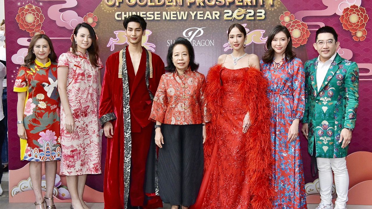 ตรุษจีน พาสินี ลิ่มอติบูลย์ เปิดงาน “Siam Paragon The Grand Celebration of Golden Prosperity 2023” ฉลองเทศกาลตรุษจีนรับปีกระต่ายสุดยิ่งใหญ่ โดยมี ไพลิน อัมพุช, ณิชยา ธรรมาวรานุคุปต์, คฑา ชินบัญชร และ พัชราภา ไชยเชื้อ มาร่วมงานด้วย ที่สยามพารากอน วันก่อน.