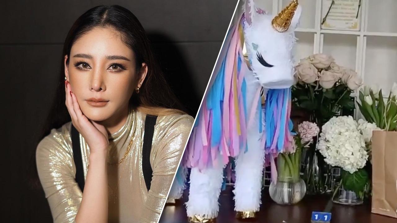 โม อมีนา และเพื่อน นำดอกไม้-ตุ๊กตาม้า รำลึกถึง แตงโม นิดา จากไปครบ 1 ปี (คลิป)
