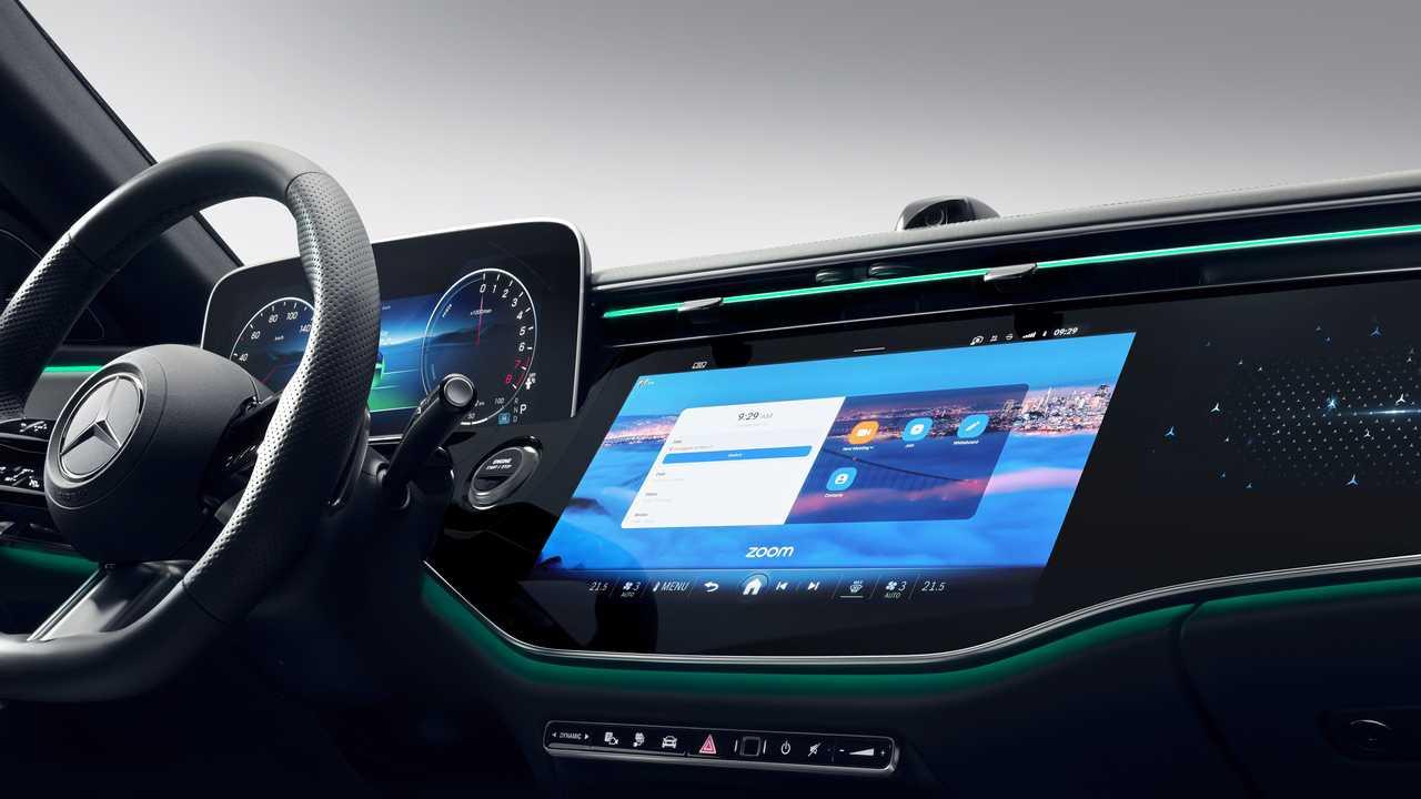 ในรถก็เล่นได้ E-CLASS ใหม่ 2024 จัดฟังก์ชันเอาใจวัยจี๊ด ถ่ายติ๊กต่อกผ่านกล้องในรถอย่างแหล่ม