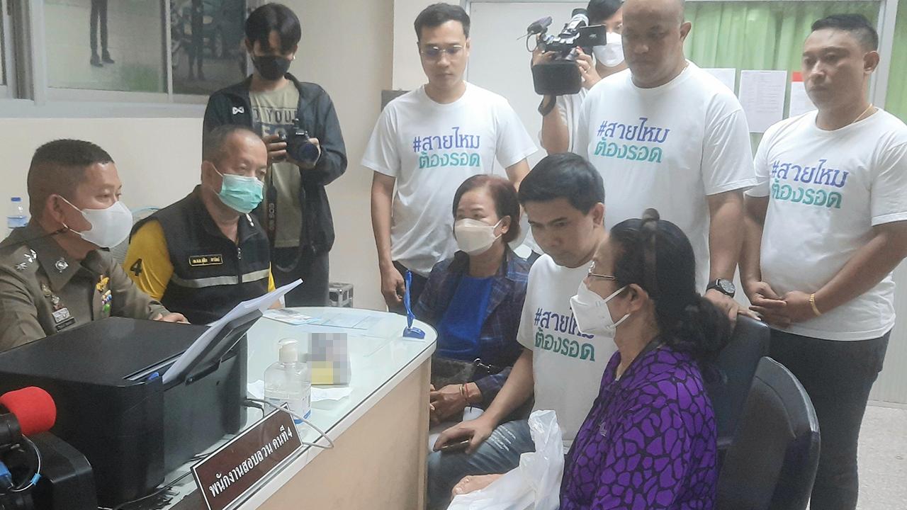 เรียกสอบ 5 สรรพสามิตมือไถ ยัดบุหรี่เถื่อนแม่ค้า พาขึ้นรถรีด 5,500 บาท