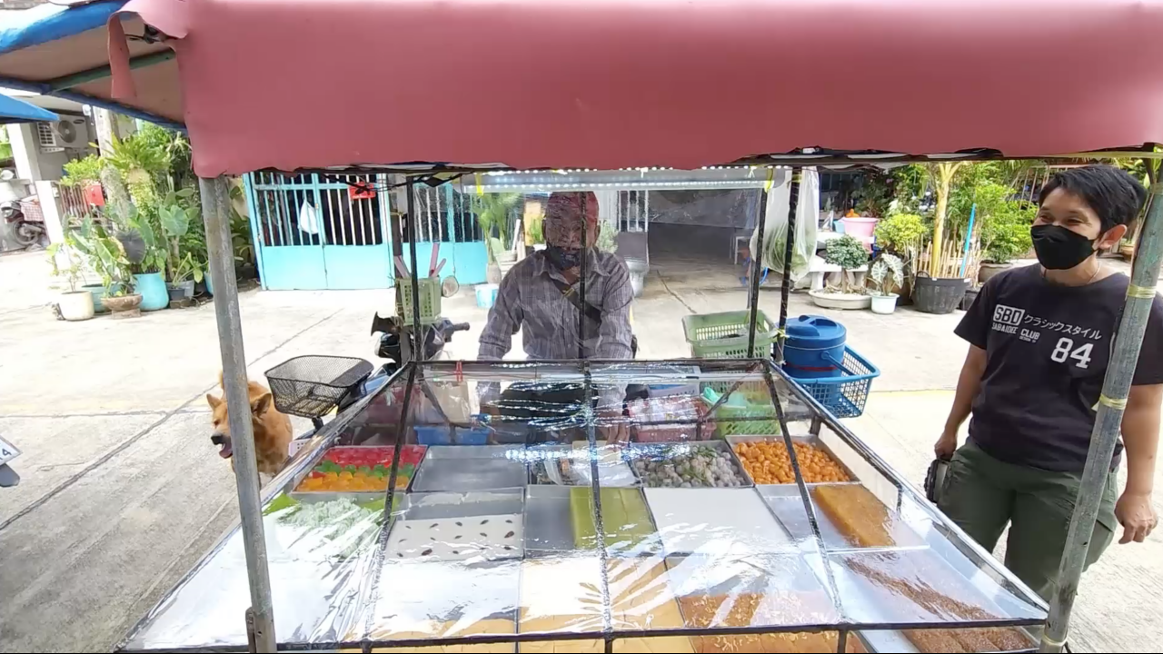 หนุ่มบ้านโป่งทำขนมหวาน จ้างคนสูงวัยขี่รถเร่ขาย เจาะกลุ่มลูกค้าตามชุมชน