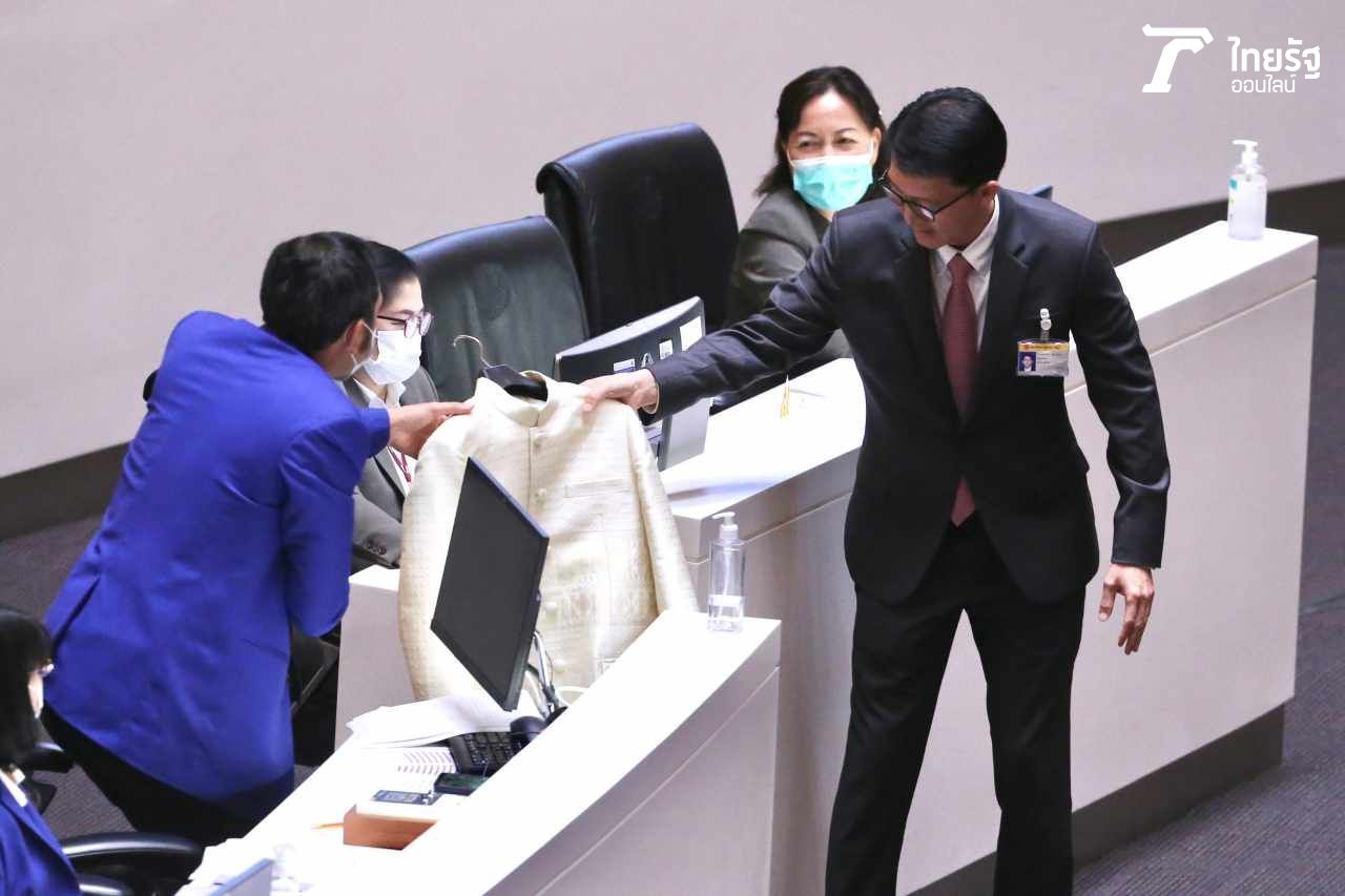 นายเลิศศักดิ์ พัฒนชัยกุล ส.ส.เลย พรรคเพื่อไทย มอบ สูท ให้นายวิษณุ เครืองาม รองนายกฯ ไปลองใส่ผ่านสภาฯ