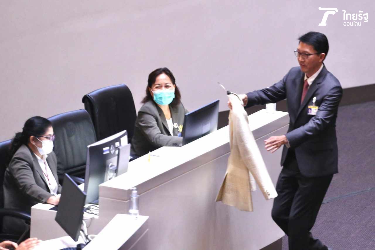 นายเลิศศักดิ์ พัฒนชัยกุล ส.ส.เลย พรรคเพื่อไทย มอบ สูท ให้นายวิษณุ เครืองาม รองนายกฯ ไปลองใส่ผ่านสภาฯ