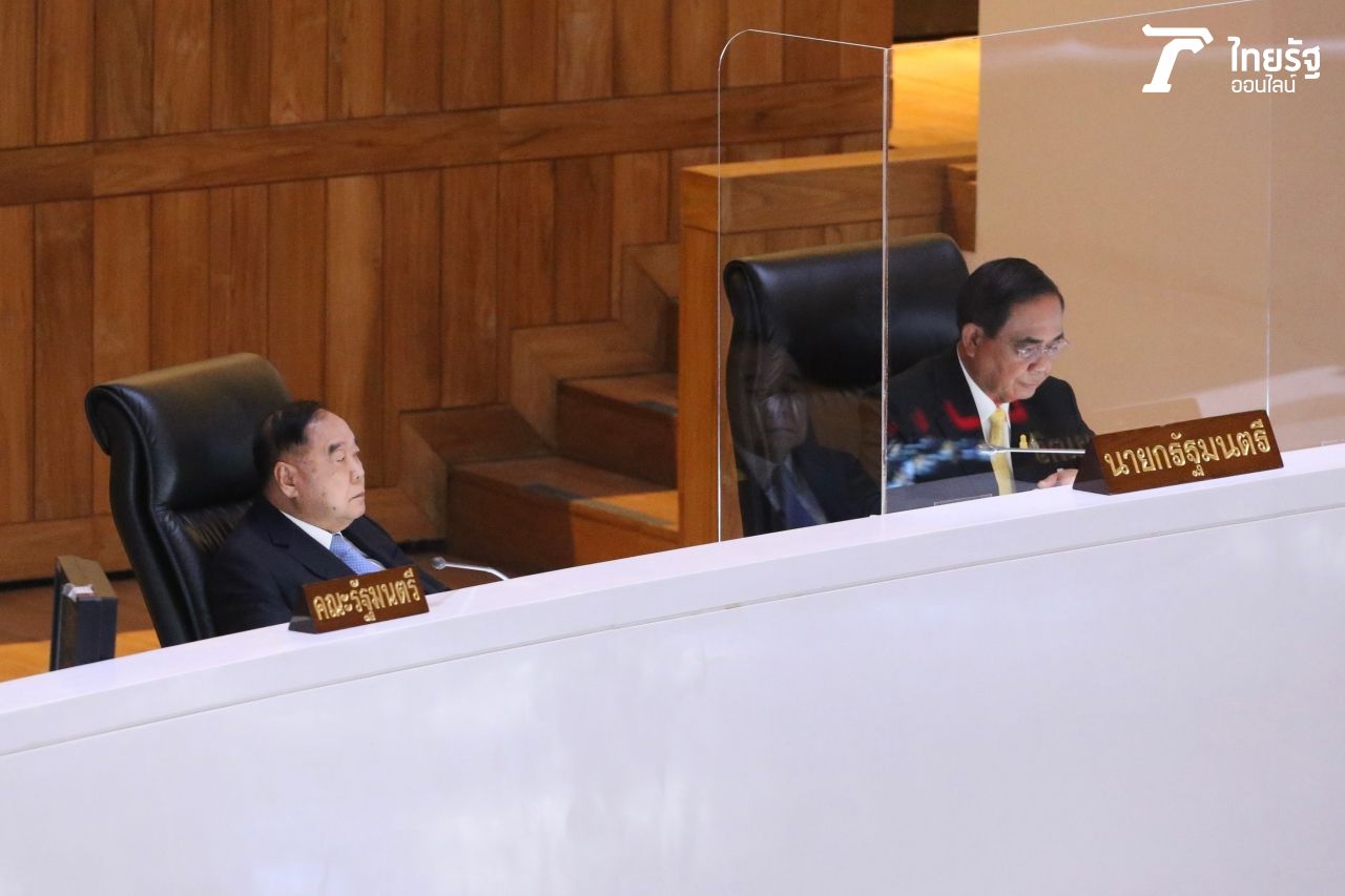 ประวิตร วงษ์สุวรรณ (ซ้าย) ประยุทธ์ จันทร์โอชา (ขวา)