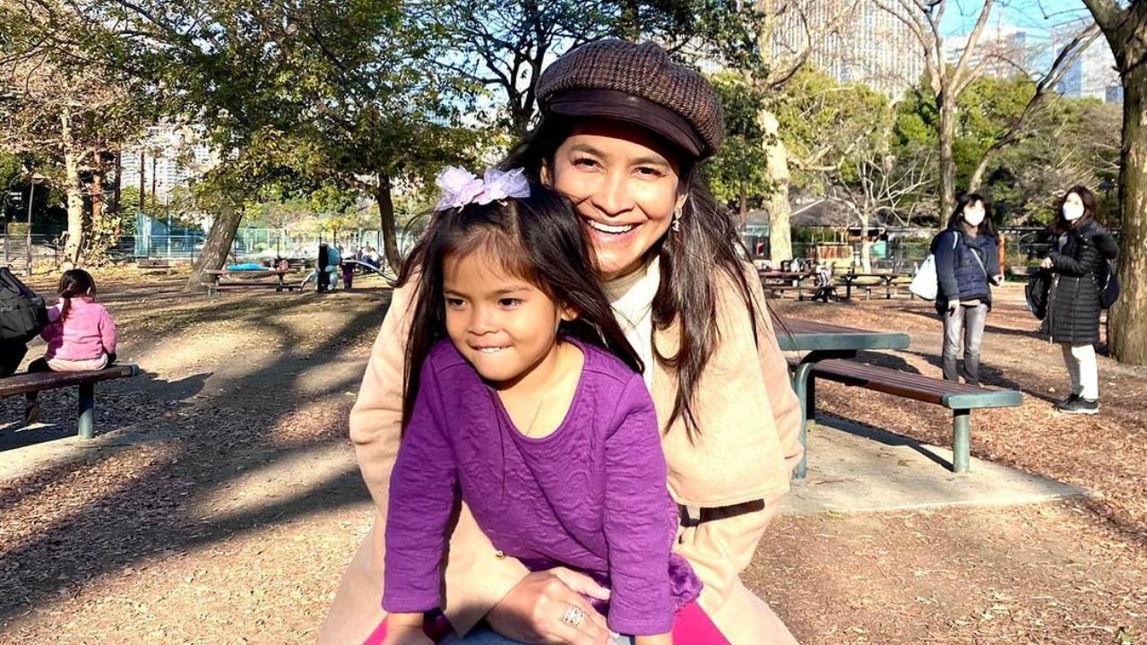 คุณยายเหน่ง สอน น้องมีญ่า หลังหลานถูกทักดำขึ้น เกิดคำถามผิวดำไม่สวยเหรอ