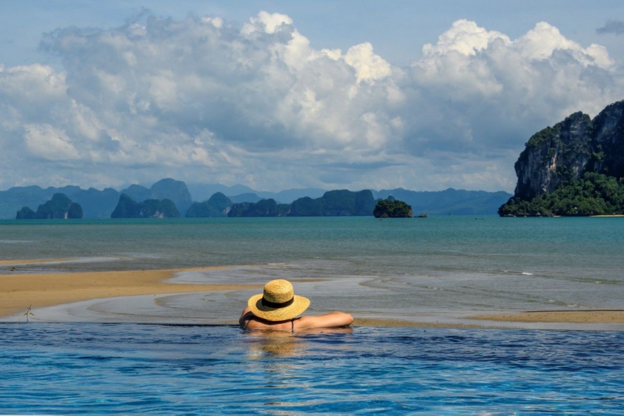 เกาะภูเก็ต ได้รับความนิยมจากชาวรัสเซียที่หลบภัยสงคราม มาเริ่มต้นชีวิตใหม่ 