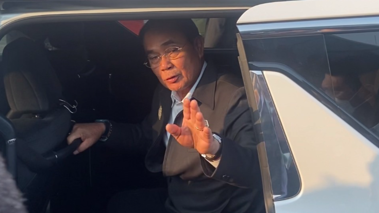 นายกฯ ลั่น พร้อมเลือกตั้ง 500 เปอร์เซ็นต์ อุบ ใช้วันธงชัย เป็นฤกษ์ "ยุบสภา"