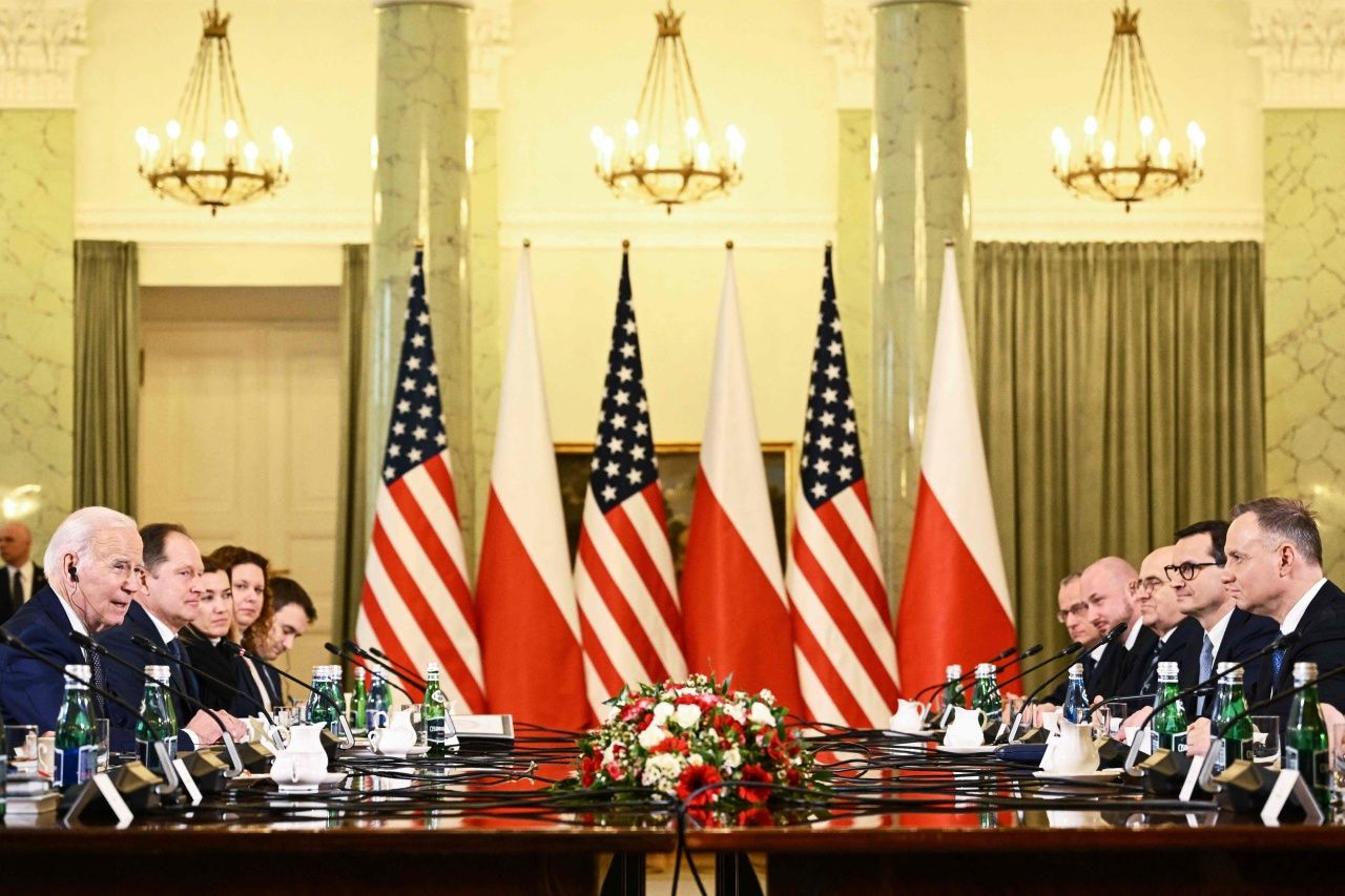 ประธานาธิบดีโจ ไบเดน แห่งสหรัฐฯ​หารือกับประธานาธิบดีอันด์แชย์ ดูดาแห่งโปแลนด์ ที่ทำเนียบประธานาธิบดีในกรุงวอร์ซอ เมื่อ 21ก.พ.2566