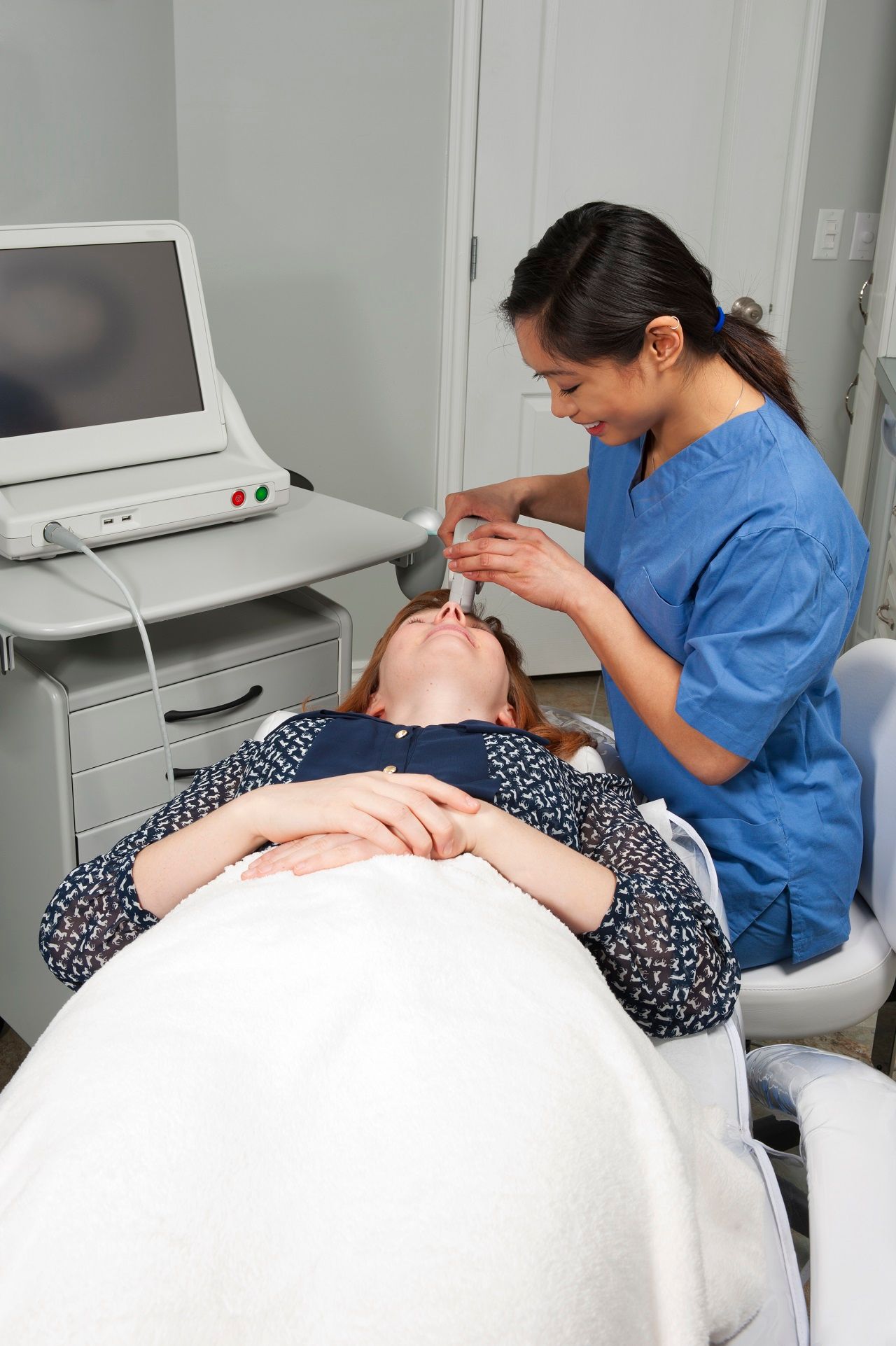 การทำหัตถการโดยใช้เทคโนโลยีเพื่อช่วยยกกระชับใบหน้าที่หย่อนคล้อยโดยไม่ต้องผ่าตัดเป็นอีกหนึ่งทางเลือกที่น่าสนใจสำหรับผู้ที่มีปัญหานี้และไม่อยากทำศัลยกรรม