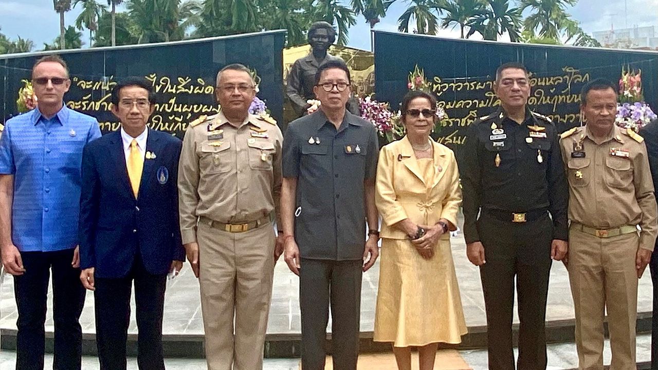 บำเพ็ญกุศล  -  วิชวุทย์ จินโต ผวจ.สุราษฎร์ธานี เป็นประธานในพิธีบำเพ็ญกุศลถวาย พระเจ้าวรวงศ์เธอ พระองค์เจ้าวิภาวดีรังสิต เนื่องในวันสิ้นพระชนม์ครบ 46 ปี โดยมี พล.ท.ศานติ ศกุนตนาค และ ม.ร.ว.ปรียนันทนา รังสิต มาร่วมในพิธีด้วย ที่ รพ.สมเด็จพระยุพราชเวียงสระ วันก่อน.