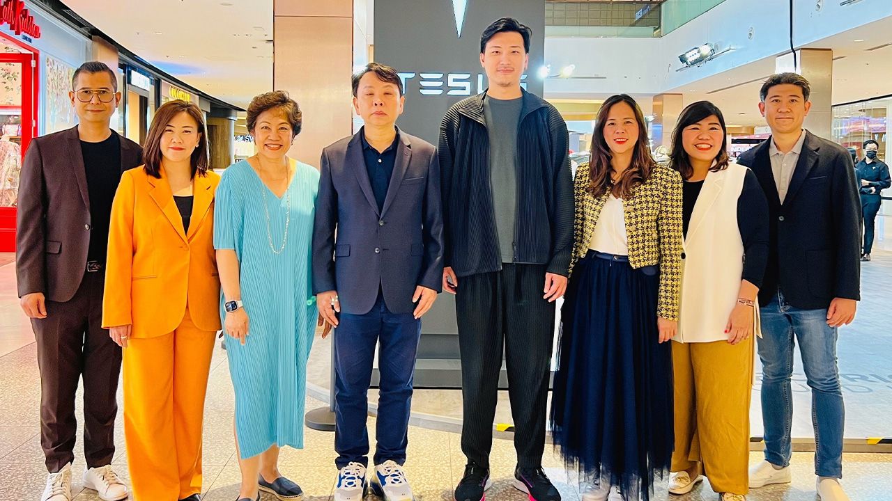 ชาร์จเร็ว ดร.ณัฐกิตติ์ ตั้งพูลสินธนา เยี่ยมชม Tesla Supercharger แห่งแรกในไทย และ Tesla Pop-Up Store มอบประสบการณ์ EV Lifestyle แห่งอนาคตตอบโจทย์ไลฟ์สไตล์คนรุ่นใหม่ โดยมี ภัทรพร เพ็ญประพัฒน์ และ ขวัญแก้ว สิริจินดา มาร่วมชมด้วย ที่เซ็นทรัลเวิลด์ วันก่อน.