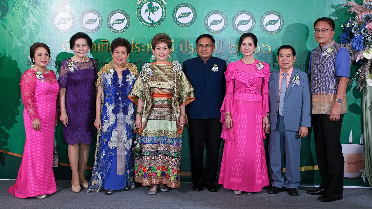 งานประเพณี คุณหญิงณัฐิกา วัธนเวคิน อังอุบลกุล และ วาทิต ปัญญาคม เป็นประธานในพิธีจุดเทียนประเพณี ประจำปี 2566 ของสหพันธ์สมาคมสตรีนักธุรกิจและวิชาชีพ โดยมี มัจรี ศรสุวรรณศรี และ ดร.เปรมฤดี ชามพูนท มาร่วมงานด้วย ที่ รร.ดิ อิมพีเรียล จ.พิษณุโลก วันก่อน.