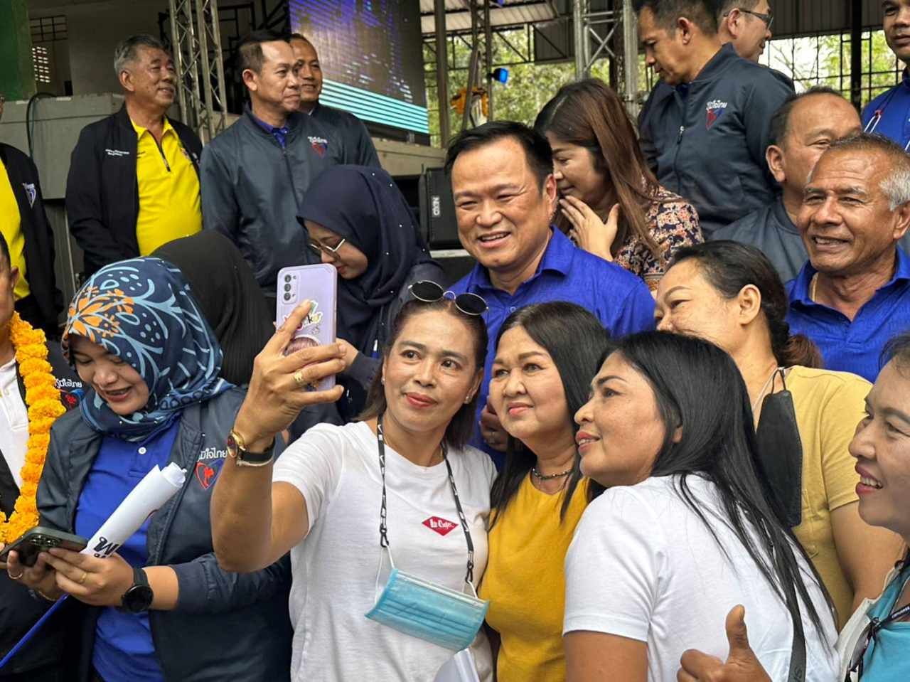 นายอนุทิน ชาญวีรกูล หัวหน้าพรรคภูมิใจไทย พร้อมด้วยทีมผู้บริหารของพรรค ได้เดินทางมายังพื้นที่ อ.สะบ้าย้อย จ.สงขลา