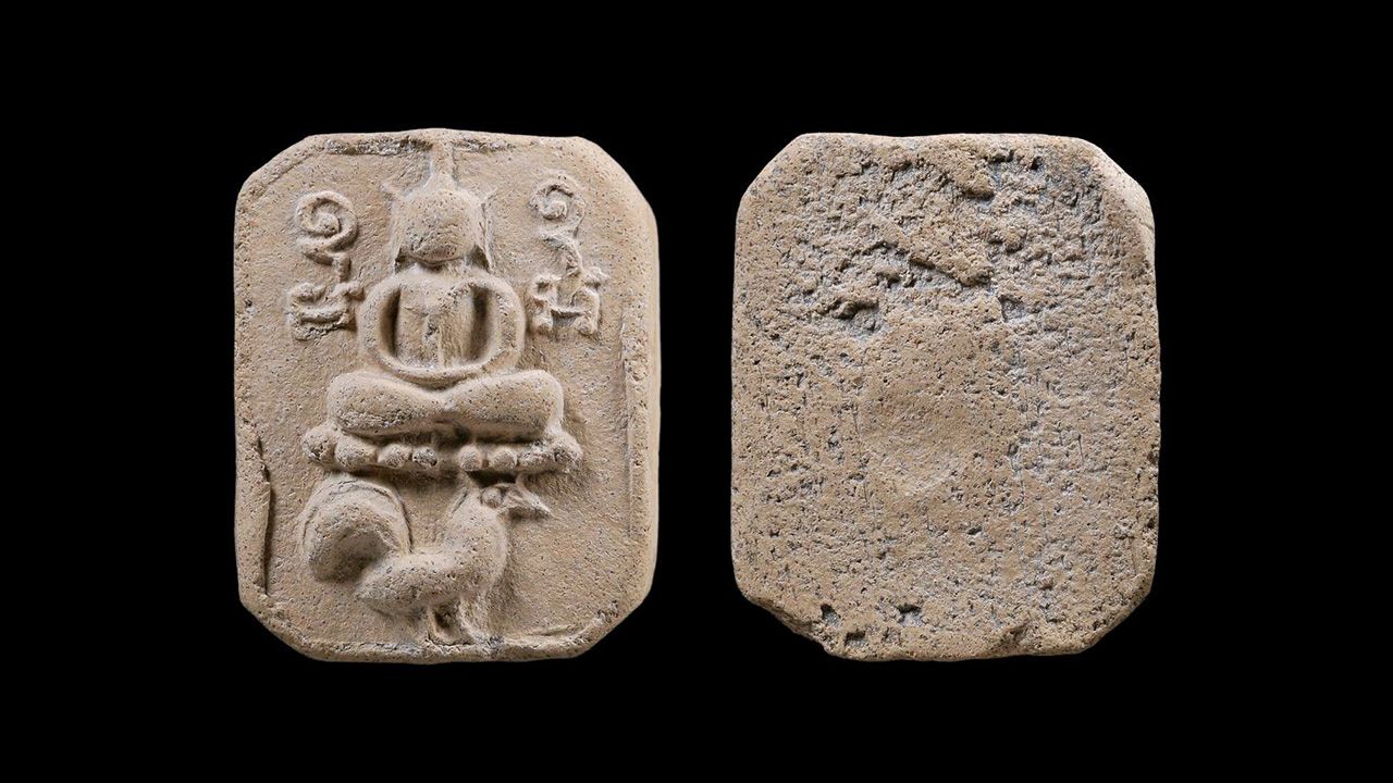 พระพิมพ์ไก่หางพวง หลวงพ่อปาน วัดบางนมโค ของศูนย์พระเครื่องธนบุรี.