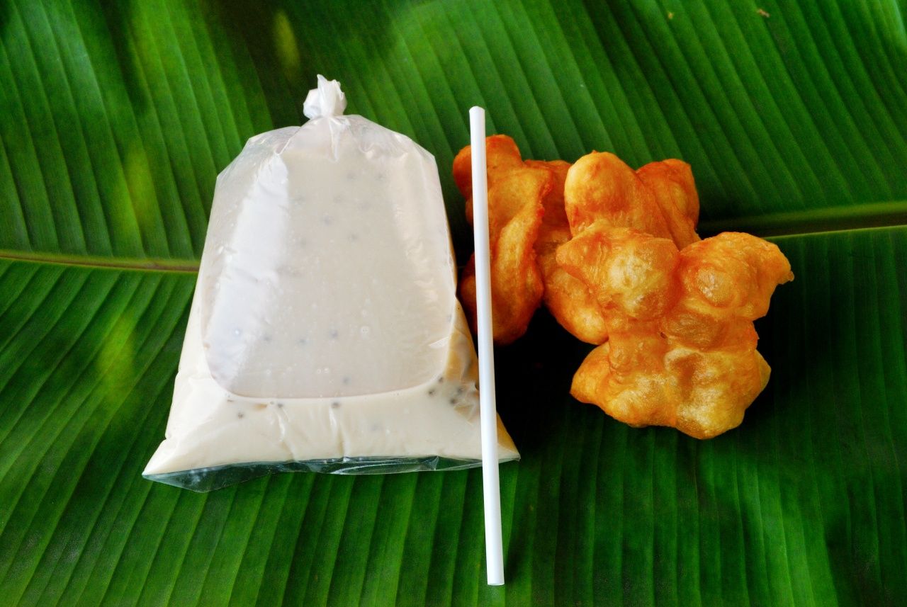 น้ำเต้าหู้ ปาท่องโก๋ อาหารเช้ายอดนิยม