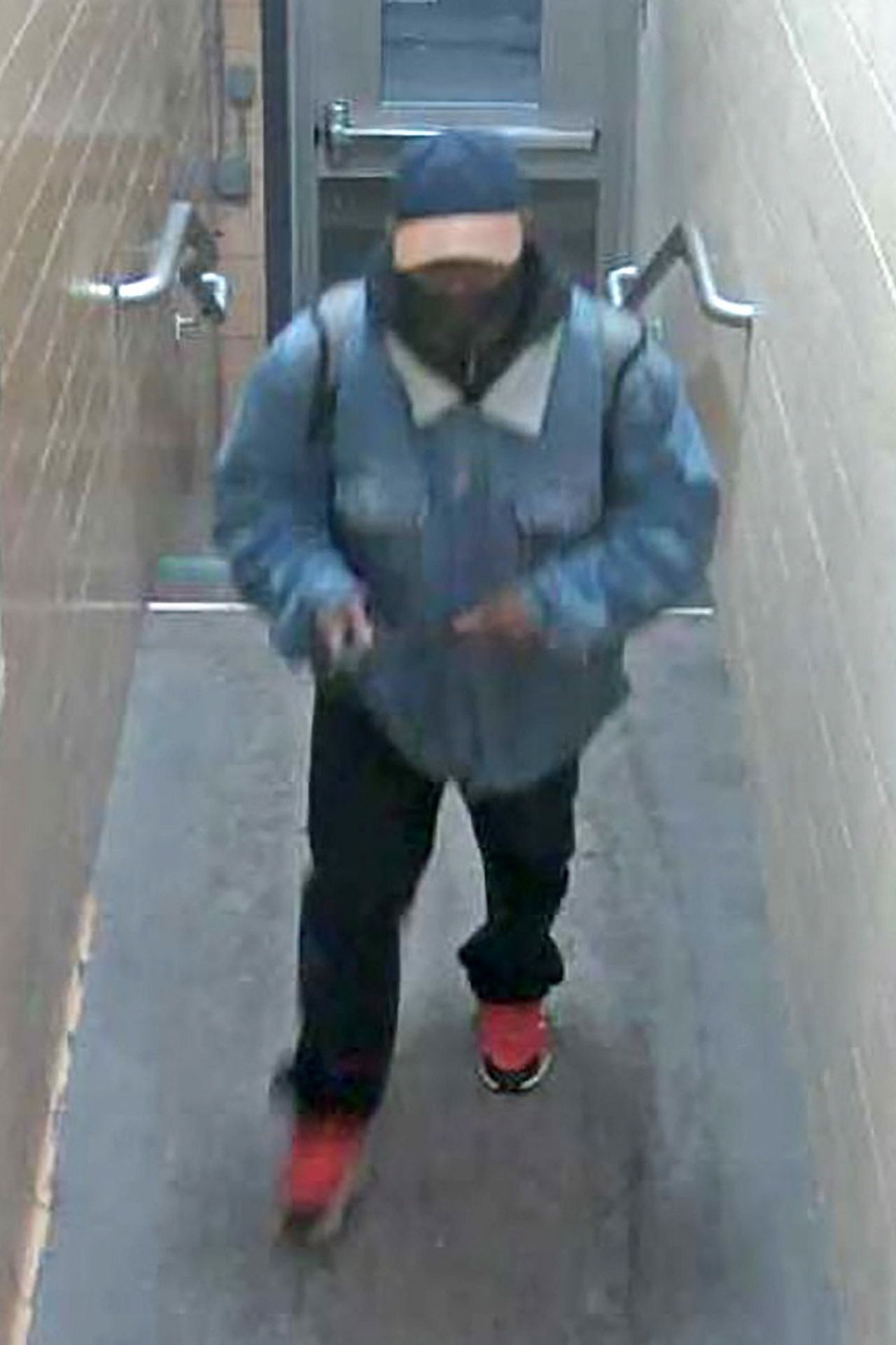 กล้องวงจรปิดบันทึกภาพ ชายต้องสงสัยก่อเหตุกราดยิงที่มหาวิทยาลัยมิชิแกนสเตท ในสหรัฐอเมริกา ทำให้มีผู้เสียชีวิตอย่างน้อย 3 ศพ บาดเจ็บ 5 คน เมื่อคืนวันที่ 13 ก.พ.2566 ตามเวลาท้องถิ่น 