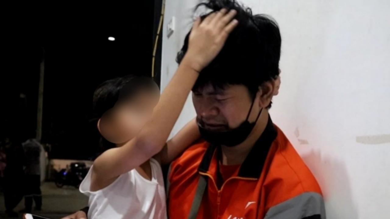 หดหู่ใจ ลูกสาววัย 5 ขวบ กอดปลอบพ่อ หลังแม่ป่วยโรคไต เสียชีวิตกะทันหัน