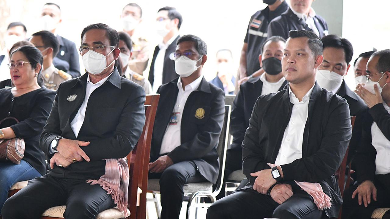"ธนกร" ชู "ประยุทธ์" นายกฯ ทำเพื่อประชาชนแท้จริง โชว์โบแดง "บัตรลุงตู่"