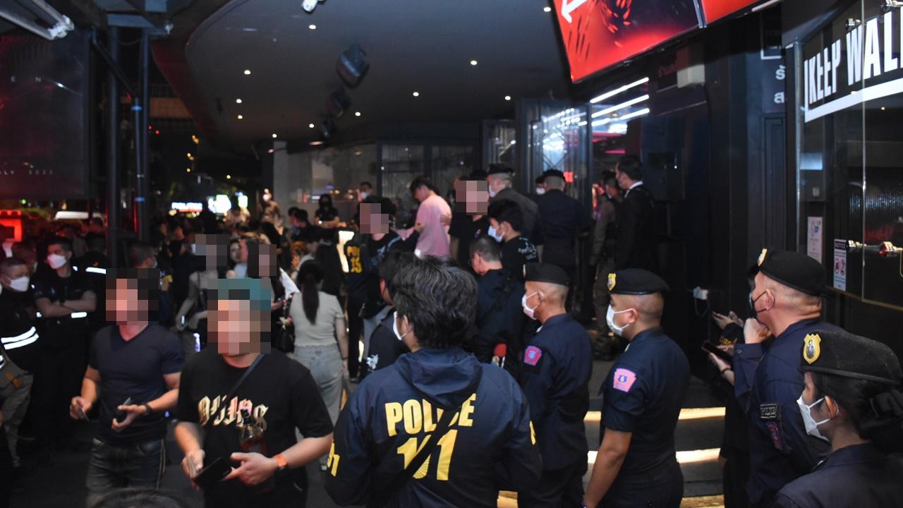 ตำรวจบุกค้นผับดังย่านอาร์ซีเอ โยงแก๊งพนันออนไลน์ มาเก๊า888