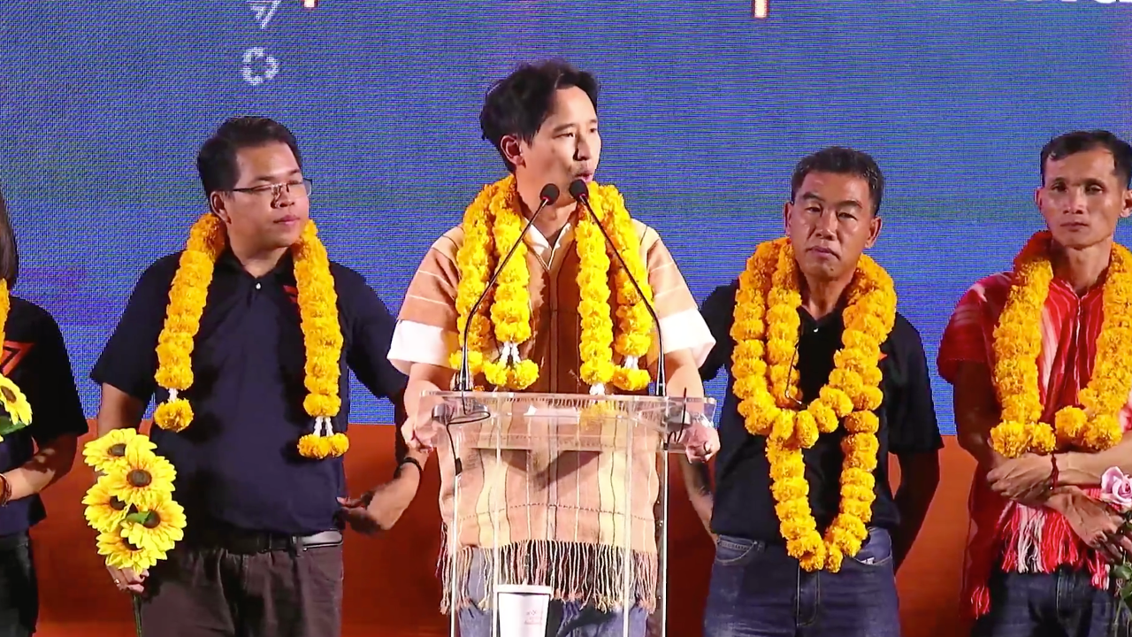 “พิธา" พร้อม ส.ส.-ว่าที่ผู้สมัครเชียงใหม่ ร่วม “ยืนหยุดขัง” ประตูท่าแพ