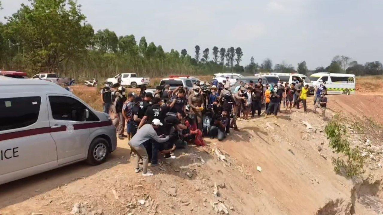 ตร.ปราจีนฯ คุมคนร้ายฆ่าสาวทิ้งบ่อทำแผนฯ ปมหึงหวง ญาติฮือรุมยำต้องพาหนี