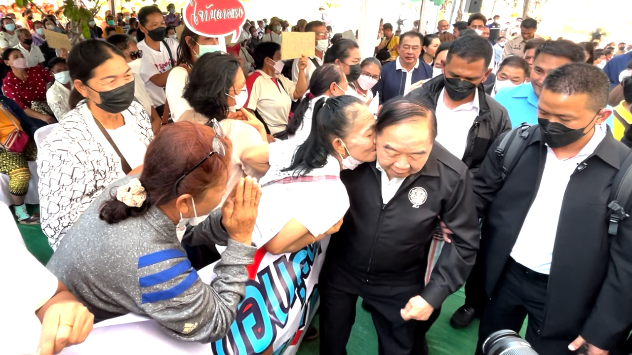ชาวบ้านรุมกอดรุมหอม “ลุงป้อม” เชียร์นั่งนายกฯ-“สมรักษ์” โผล่รอต้อนรับ