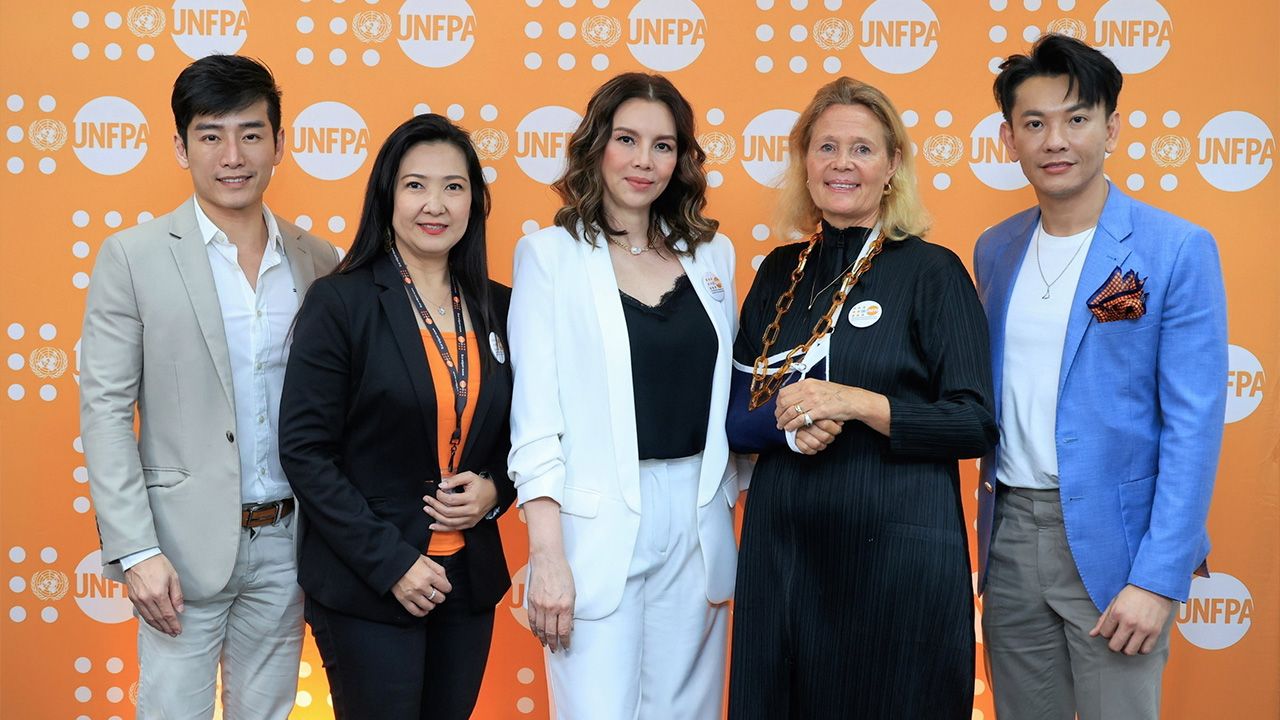 พลังหญิง - ดร.โอซา ทอคิลส์สัน ผู้อำนวยการ UNFPA กองทุนประชากรแห่งสหประชาชาติประจำประเทศไทยฯ ร่วมลงนามและประกาศแต่งตั้งศิลปินสาว คริสติน่า อากีล่าร์ เป็น Champion of UNFPA คนแรกของประเทศไทย ณ องค์การสหประชาชาติ สำนักงาน UNFPA ประจำประเทศไทย ถนนราชดำเนินนอก วันก่อน.