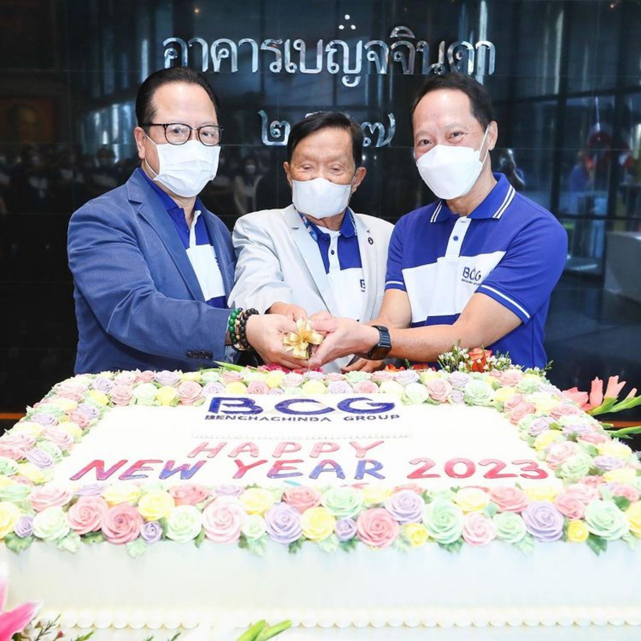 เจ้าสัวบุญชัย เบญจรงคกุล พี่ใหญ่ของครอบครัว (ซ้าย) ดร.ศรีภูมิ ศุขเนตร ประธานที่ปรึกษากลุ่มเบญจจินดา (กลาง) และ วิชัย เบญจรงคกุล (ขวา)ขอบคุณภาพจาก IG : Bint Bencharongkul 