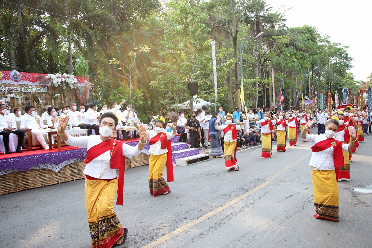เหล่าแม่หญิงเมืองแพร่ จำนวน 200 คน นำโดย สมาคมผู้นำสตรีพัฒนาชุมชน จ.แพร่ ร่วมฟ้อนบูชาองค์พระธาตุช่อแฮ งานบุญยิ่งใหญ่สืบทอดมายาวนาน.