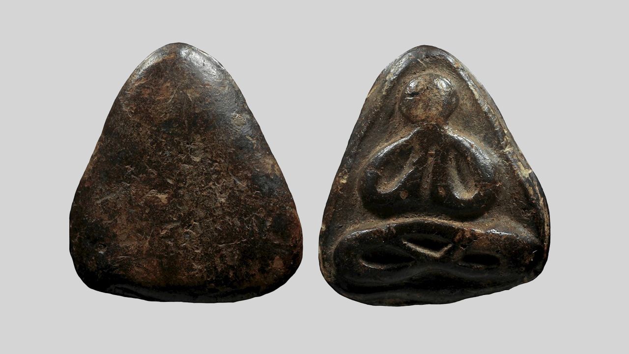 พระปิดตา เนื้อผงคลุกรัก หลวงพ่อกล่อม วัดป่ากะพี้ ของ เฉลียว ตาดชูวงษ์.