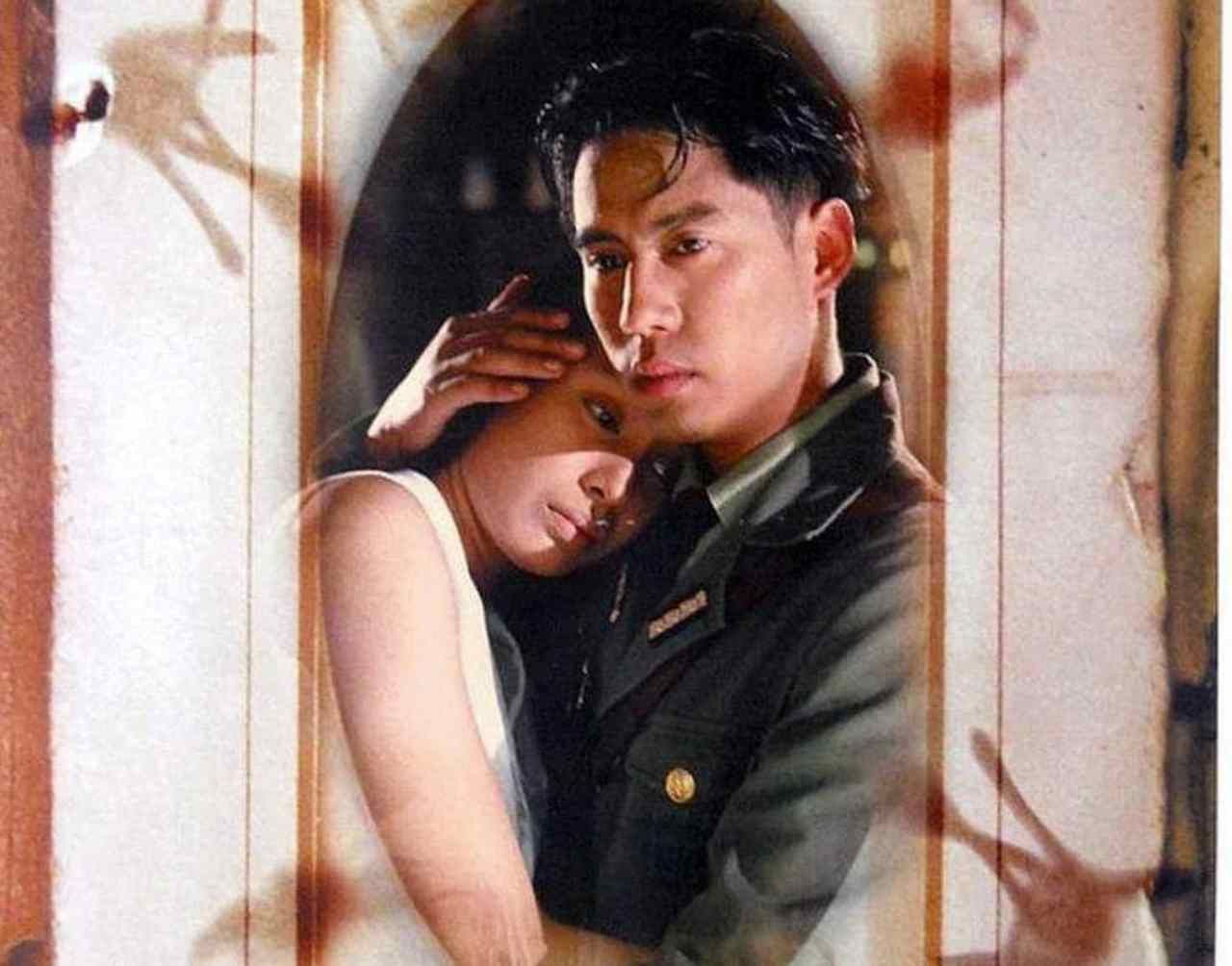 ธงไชย แมคอินไตย์รับบทโกโบริ และอาภาศิริ นิติพน รับบทอังศุมาลิน  ในภาพยนตร์ คู่กรรม พ.ศ. 2538