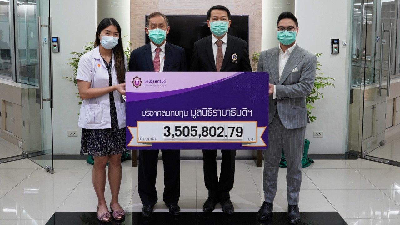 สมทบทุน นพ.เสถียร ภู่ประเสริฐ มอบเงินจำนวน 3,505,802.79 บาท เพื่อสมทบทุนมูลนิธิรามาธิบดี โครงการป้องกันและช่วยเหลือสถานการณ์แพร่ระบาดของโรคโควิด-19 โดยมี ศ.นพ.ปิยะมิตร ศรีธรา เป็นผู้รับมอบ ที่สำนักงานคณบดี คณะแพทยศาสตร์โรงพยาบาลรามาธิบดี วันก่อน.